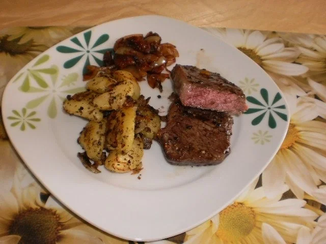 Rumpsteak - Bratkartoffeln - Zwiebelgemüse - Rezept