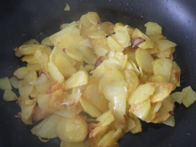Bratkartoffeln ( aus rohen Kartoffeln ) ein ganz einfaches aber leckeres Gericht - Rezept - Bild Nr. 2