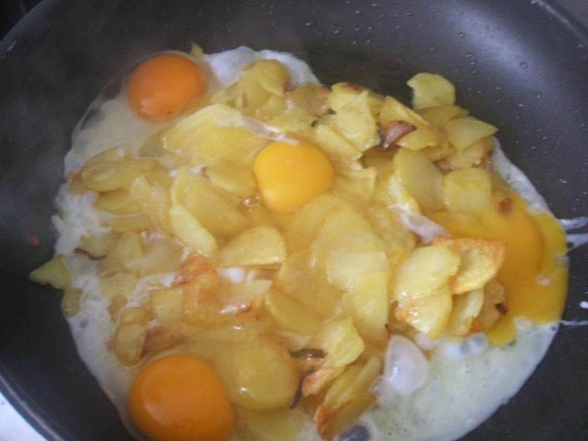 Bratkartoffeln ( aus rohen Kartoffeln ) ein ganz einfaches aber leckeres Gericht - Rezept - Bild Nr. 3