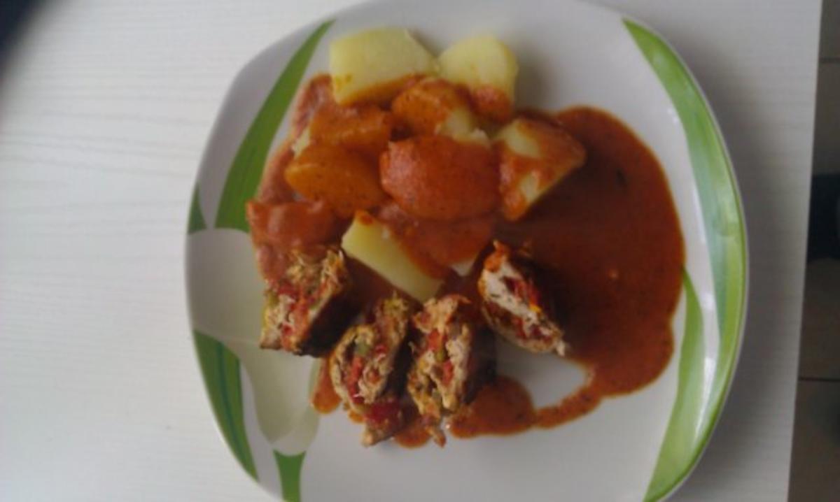 Bilder für Putenrollen mit Mozarella-Tomate Füllung in Tomatensauce - Rezept