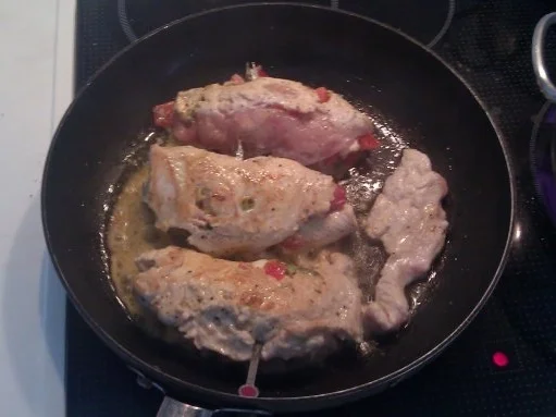 Putenrollen mit Mozarella-Tomate Füllung in Tomatensauce - Rezept - Bild Nr. 3