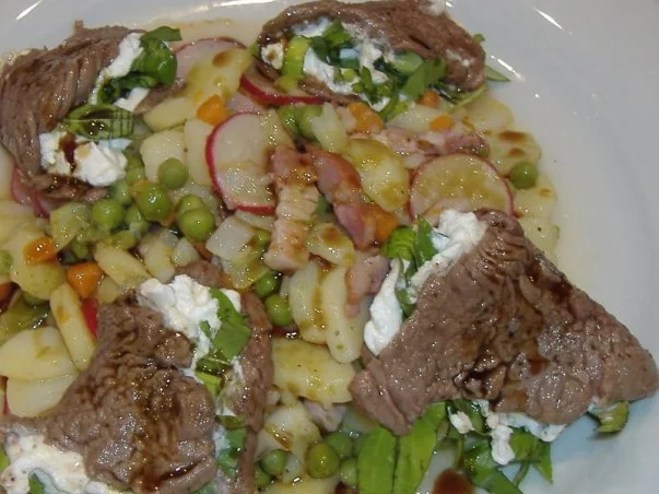 Rezept: Lauwarmer Gemüse-Speckkartoffelsalat mit gefüllten Rinderfilettaschen Lauwarmer Gemüse-Speckkartoffelsalat mit gefüllten Rinderfilettaschen - Rezept