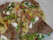 Lauwarmer Gemüse-Speckkartoffelsalat mit gefüllten Rinderfilettaschen - Rezept