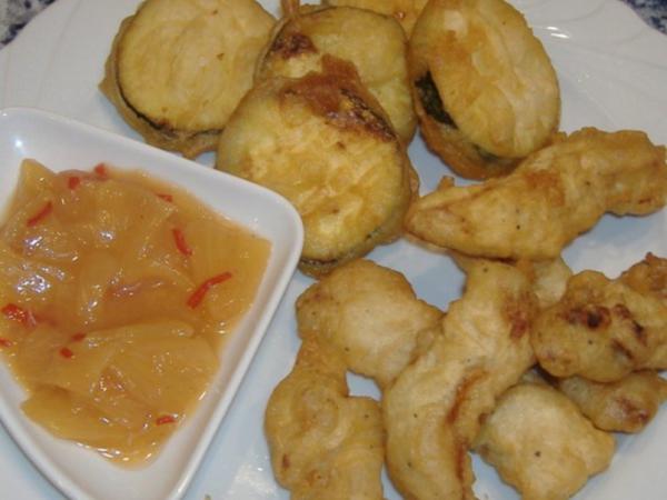 Hähnchenstreifen und Zucchini in Tempura mit Ananas-Chutney - einfach ...