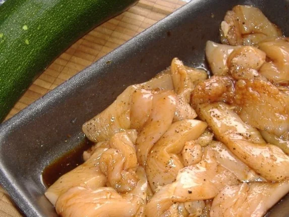 Rezept: Hähnchenstreifen und Zucchini in Tempura mit Ananas-Chutney Bild Nr. 3 Hähnchenstreifen und Zucchini in Tempura mit Ananas-Chutney - Rezept - Bild Nr. 3