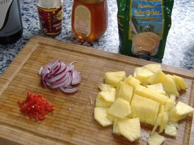 Rezept: Hähnchenstreifen und Zucchini in Tempura mit Ananas-Chutney Bild Nr. 2 Hähnchenstreifen und Zucchini in Tempura mit Ananas-Chutney - Rezept - Bild Nr. 2