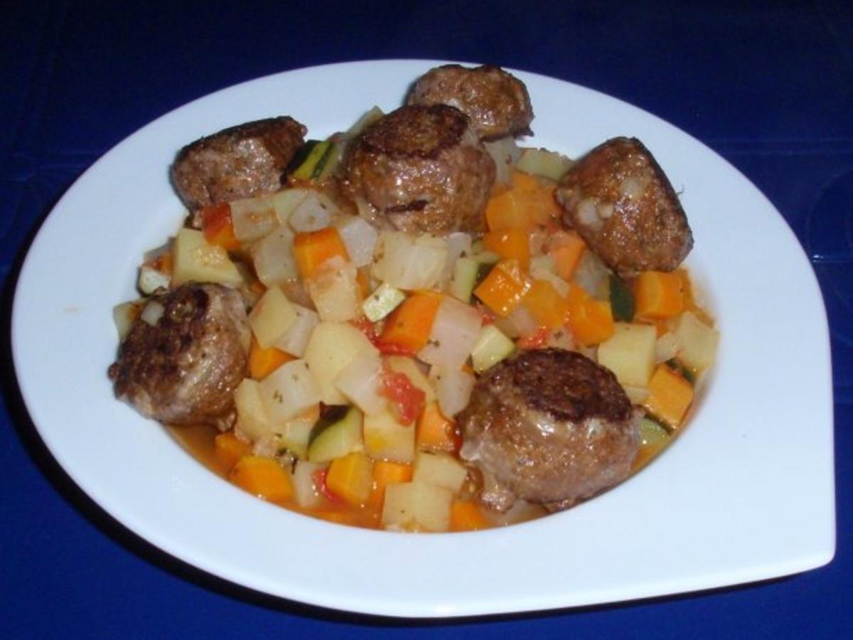Kartoffelgemüse mit Fleischklößchen - einfach - 67 kcal/100g