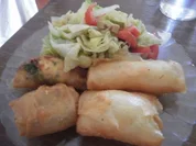 Brik-Röllchen mit zweierlei Käsefüllung und Salat - Rezept