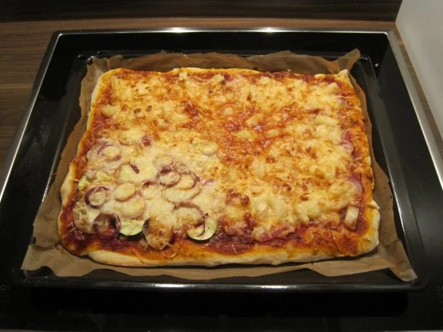 Rezept: Grundrezept Pizza - Pizzateig und Tomatensoße Bild Nr. 8 Grundrezept Pizza - Pizzateig und Tomatensoße - Rezept - Bild Nr. 8