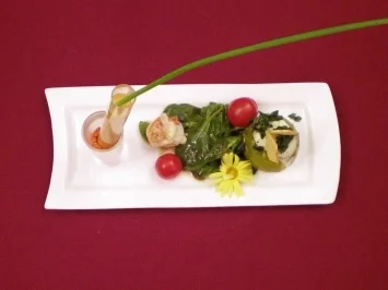 Rezept: Mousseline von der Erbse, Möhrensüppchen und Garnelen an Spinatsalat Mousseline von der Erbse, Möhrensüppchen und Garnelen an Spinatsalat - Rezept