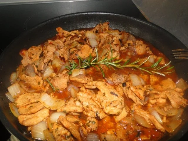 Schweinegeschnetzeltes mit Zwiebeln in Rotwein - Rezept - Bild Nr. 3