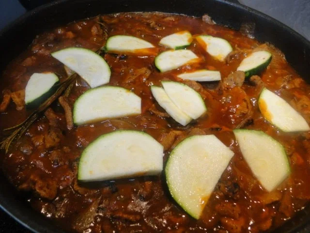 Schweinegeschnetzeltes mit Zwiebeln in Rotwein - Rezept - Bild Nr. 4