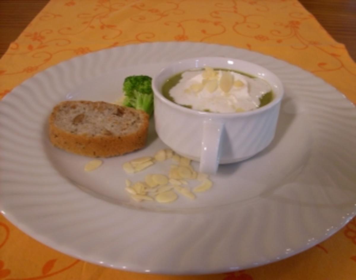 Brokkolisuppe mit Lachsstreifen an Walnuss-Ciabatta - Rezept - kochbar.de