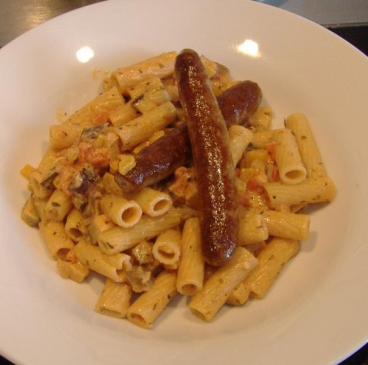 Nudelragout mit Lammbratwürstchen - Rezept