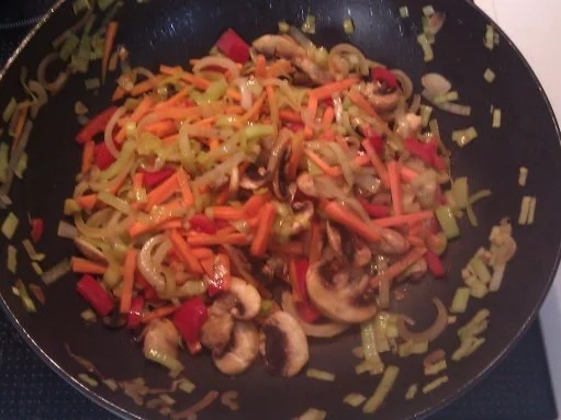 Rezept: Glasnudeln mit Gemüse auf Reisbett Bild Nr. 4 Glasnudeln mit Gemüse auf Reisbett - Rezept - Bild Nr. 4