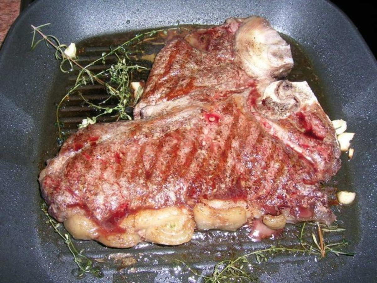 T Bone Steak mit Folienkartoffel + Créme fraiche+Speckwürfel ...