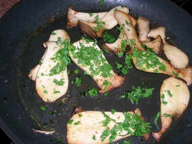 Rezept: T-Bone Steak mit Folienkartoffel + Créme fraiche+Speckwürfel, Kräuterseitlinge Bild Nr. 7 T-Bone Steak mit Folienkartoffel + Créme fraiche+Speckwürfel, Kräuterseitlinge - Rezept - Bild Nr. 7