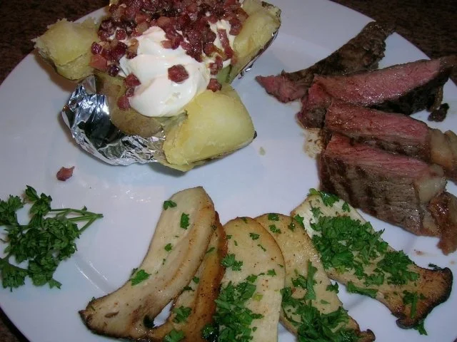 Rezept: T-Bone Steak mit Folienkartoffel + Créme fraiche+Speckwürfel, Kräuterseitlinge Bild Nr. 3 T-Bone Steak mit Folienkartoffel + Créme fraiche+Speckwürfel, Kräuterseitlinge - Rezept - Bild Nr. 3