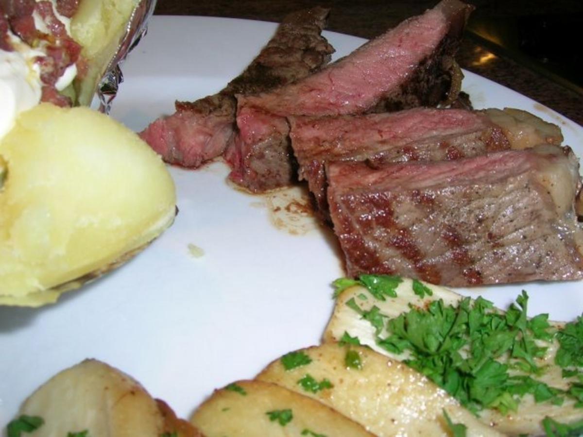T Bone Steak mit Folienkartoffel + Créme fraiche+Speckwürfel ...