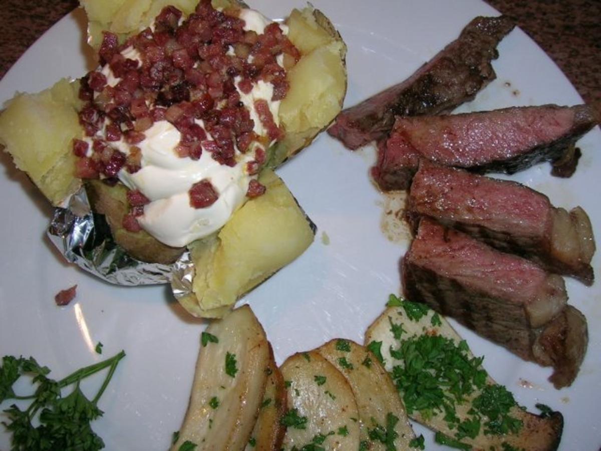 T Bone Steak mit Folienkartoffel + Créme fraiche+Speckwürfel ...
