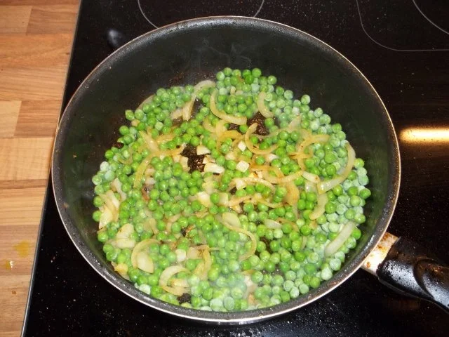 Scharfes Curryhuhn in Erbsen - Zwiebel - Sahnesauce - Rezept - Bild Nr. 4