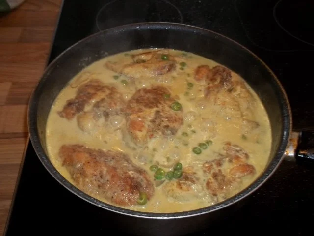 Scharfes Curryhuhn in Erbsen - Zwiebel - Sahnesauce - Rezept - Bild Nr. 5