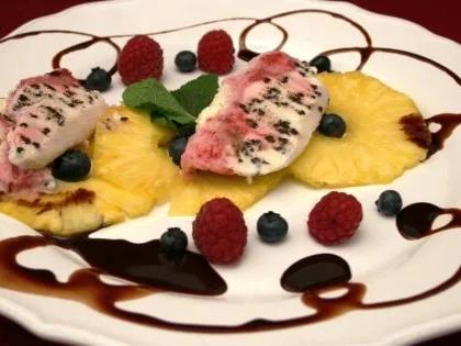 Variation von Halbgefrorenem auf Ananas-Carpaccio - Rezept