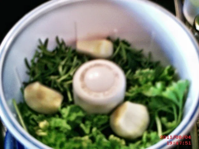 Kräuterbutter aus Kräutern quer durch den Garten - Rezept - Bild Nr. 3