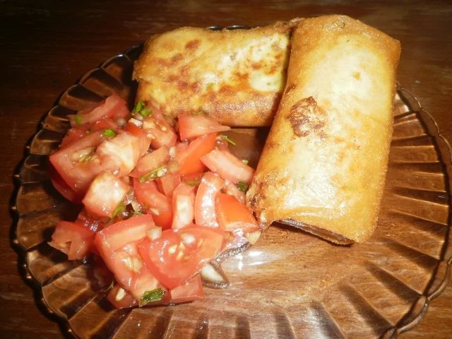 Rezept: Frühlingsrolle "German Style" mit Tomatensalat Bild Nr. 2 Frühlingsrolle "German Style" mit Tomatensalat - Rezept - Bild Nr. 2