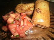 Rezept: Frühlingsrolle "German Style" mit Tomatensalat Frühlingsrolle "German Style" mit Tomatensalat - Rezept