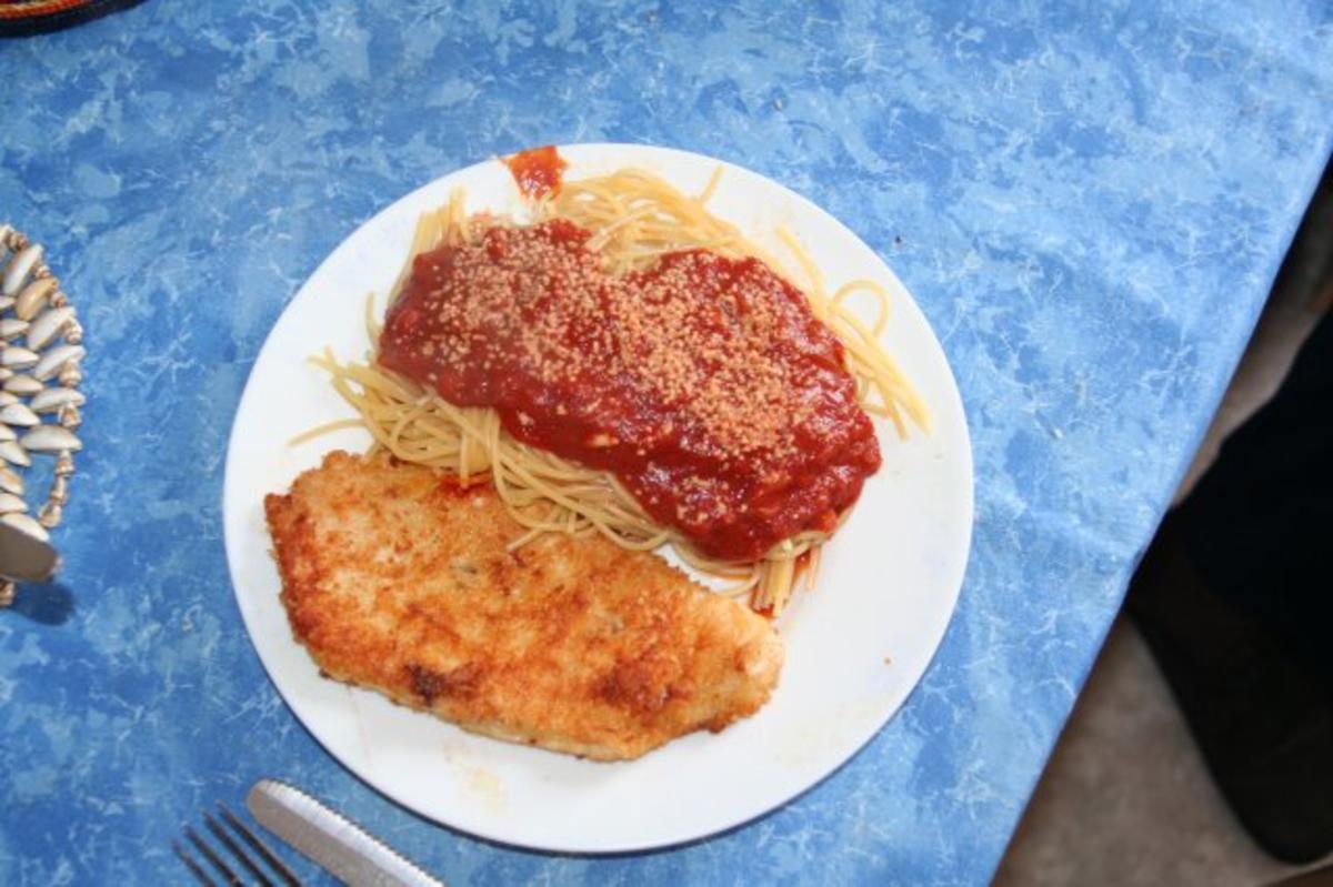 Putenschnitzel Parmigiana mit Tomatensauce - Rezept - kochbar.de