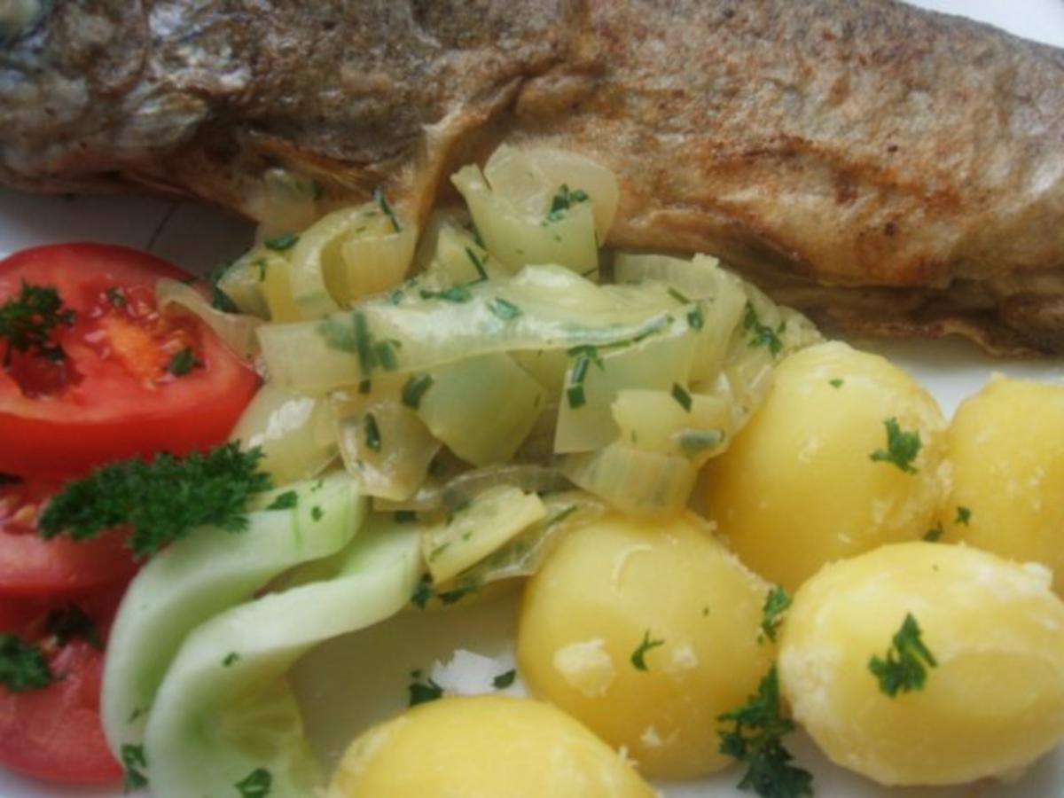 Forelle In Butter Gebraten Salzkartoffeln Und Rezept Kochbar De