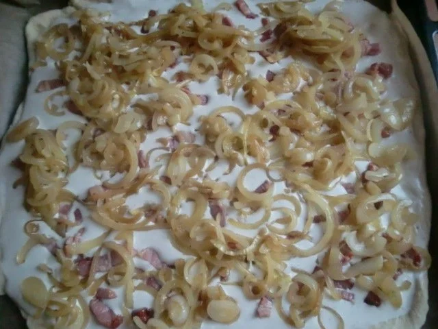 Flammkuchen mit Zwiebeln, Speck und Quarkcreme - Rezept