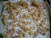 Flammkuchen mit Zwiebeln, Speck und Quarkcreme - Rezept