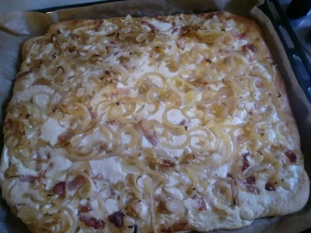 Flammkuchen mit Zwiebeln, Speck und Quarkcreme - Rezept - Bild Nr. 2