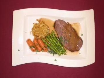 Rezept: Rinderbraten in Barolojus an Artischockenpüree und feinem Gemüse Rinderbraten in Barolojus an Artischockenpüree und feinem Gemüse - Rezept