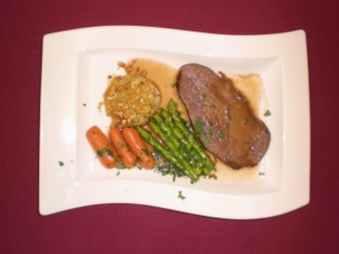 Rinderbraten in Barolojus an Artischockenpüree und feinem Gemüse - von ...