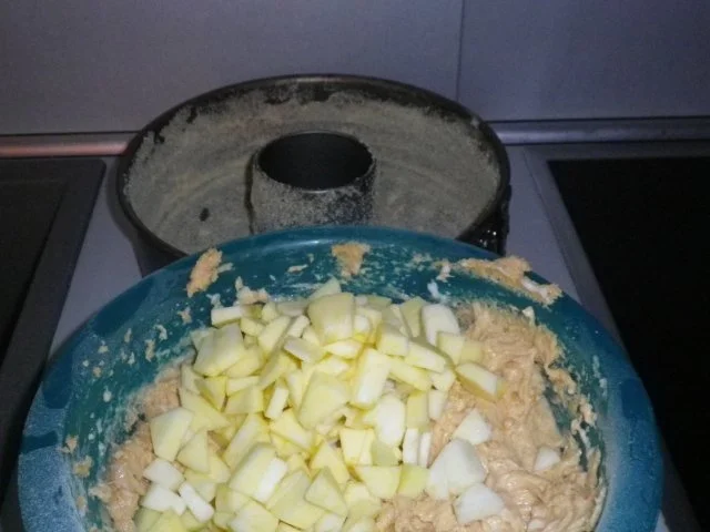 Safran - Apfel - Kuchen mit Marzipan und Nüssen - Rezept - Bild Nr. 2