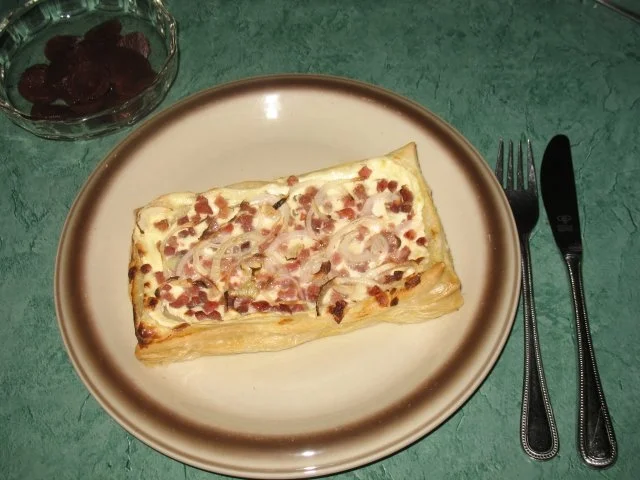 Rezept: Snack - Mein schneller Blätterteig-Flammkuchen Snack - Mein schneller Blätterteig-Flammkuchen - Rezept