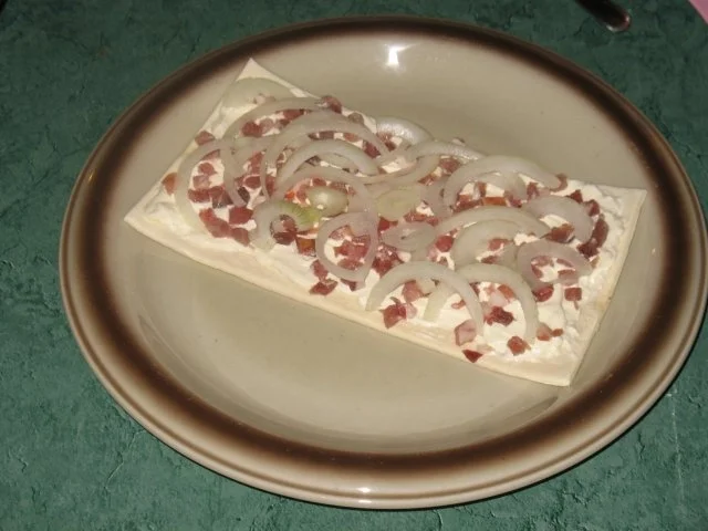 Rezept: Snack - Mein schneller Blätterteig-Flammkuchen Bild Nr. 2 Snack - Mein schneller Blätterteig-Flammkuchen - Rezept - Bild Nr. 2