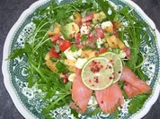 Avocado mit charentais Melone auf Rucola gebettet - Rezept