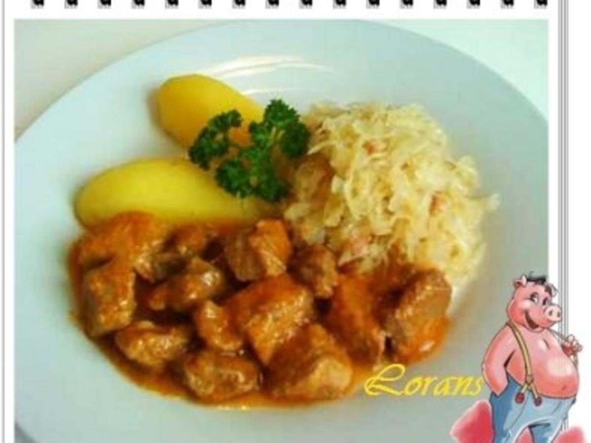 Schweinegulasch mit Schweinefleisch – aus der Schulter und rote ...