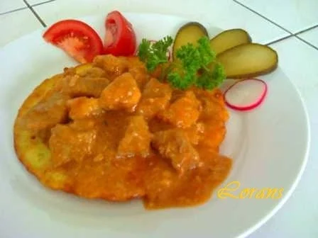 Kartoffelpuffer mit Schweinegulasch - Rezept - Bild Nr. 9