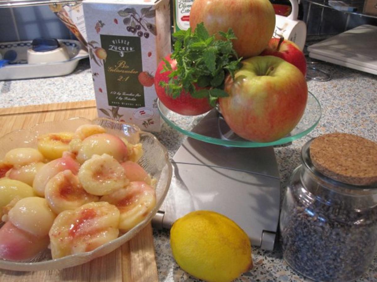 Weinbergpfirsich-Apfel-Marmelade mit Erdbeerminze und Lavendel - Rezept - Bild Nr. 3