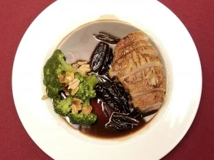 Rezept: Entenbrust mit Honig-Schalotten in Balsamico (Moritz Zielke) Entenbrust mit Honig-Schalotten in Balsamico (Moritz Zielke) - Rezept