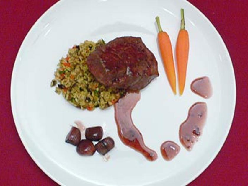 Rinderfilet auf Auberginen Bulgur mit karamellisierten Schalotten an ...