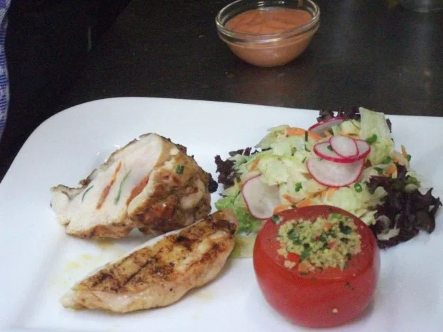 Rezept: Gefüllte Maispoularde mit Couscous in der Tomate Gefüllte Maispoularde mit Couscous in der Tomate - Rezept