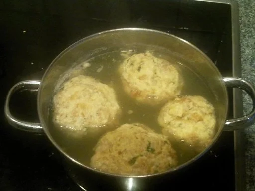 Rezept: Original Allgäuer Semmelknödel Bild Nr. 10 Original Allgäuer Semmelknödel - Rezept - Bild Nr. 10