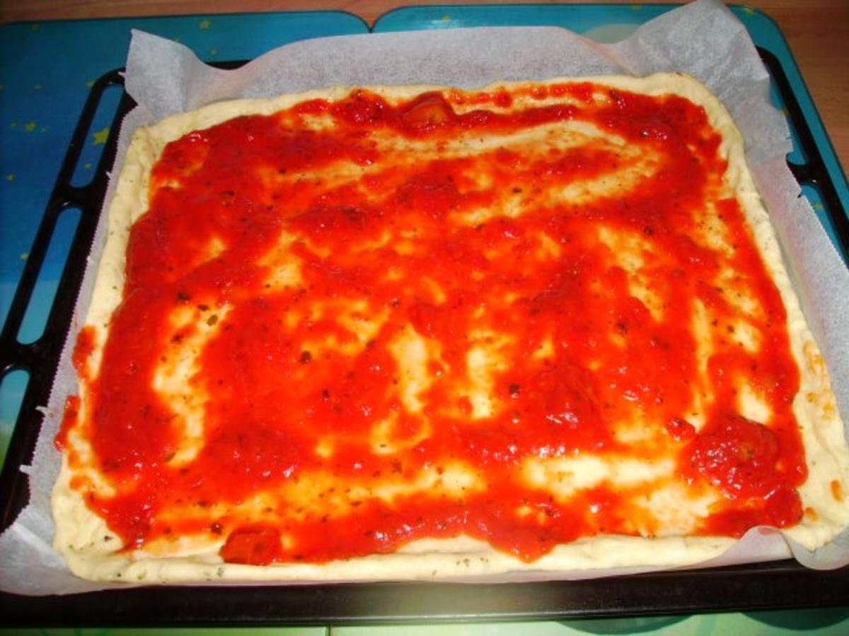 Pizza Pizza :-) Tonno Cipolla e Salami - Rezept - Bild Nr. 4