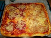 Pizza Pizza :-) Tonno Cipolla e Salami - Rezept
